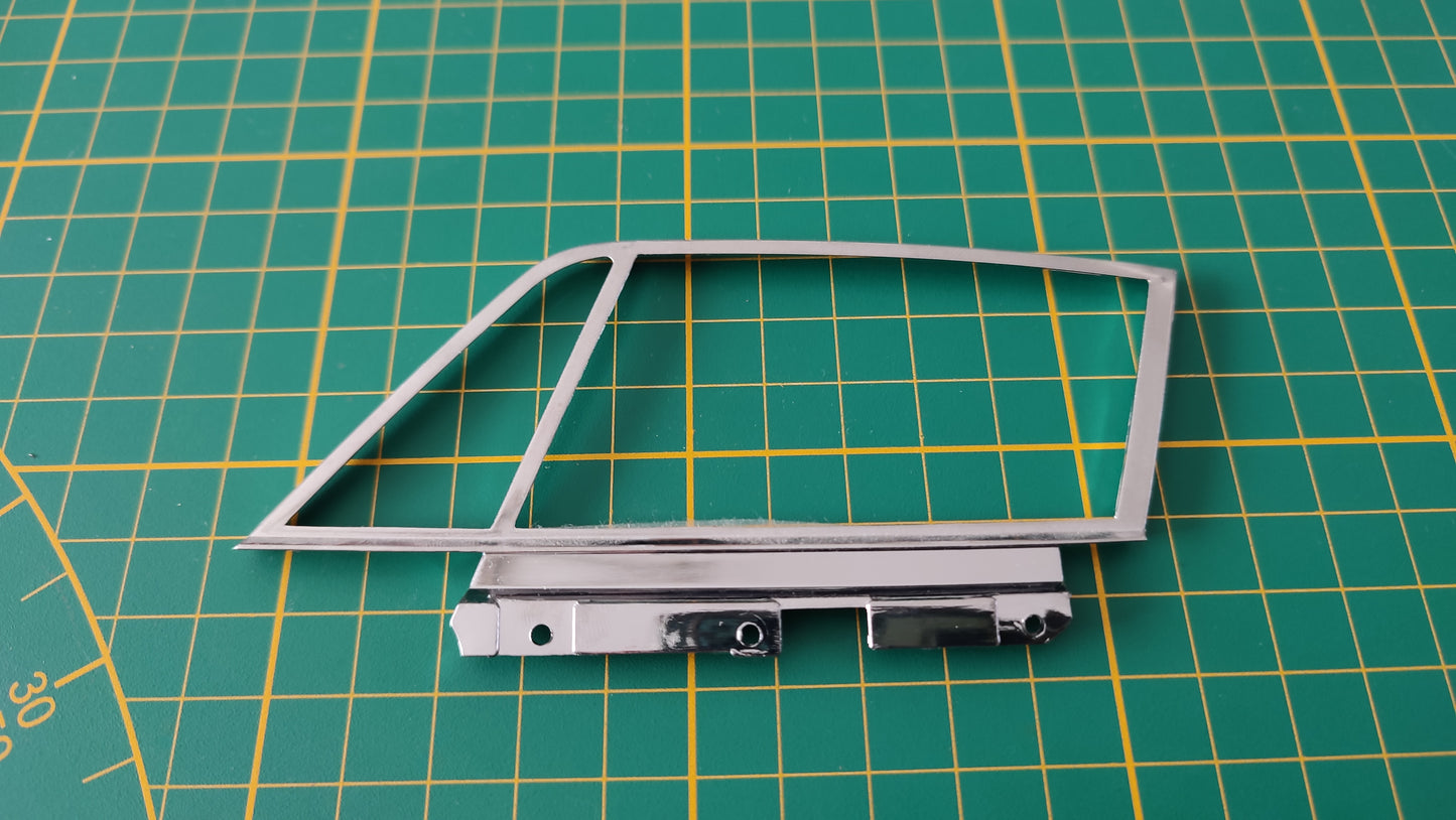 Cadre de vitre de portière gauche 1 85A n°85 pièce détachée Porsche 911 Carrera RS 2.7 1/8 1/8ème Altaya