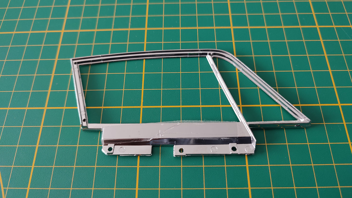 Cadre de vitre de portière gauche 1 85A n°85 pièce détachée Porsche 911 Carrera RS 2.7 1/8 1/8ème Altaya