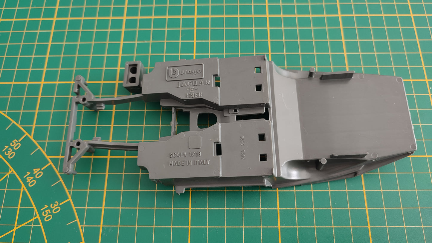 Châssis intérieur pièce détachée miniature Bburago Burago Jaguar type E 1961 1/18 1/18e 1/18ème #C64