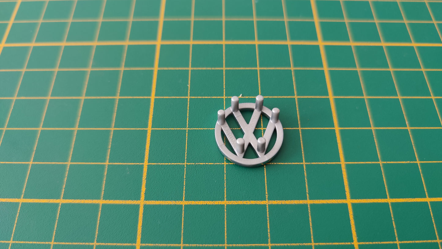 Sigle Volkswagen VW référence 30641557 pièce détachée Playmobil #E17