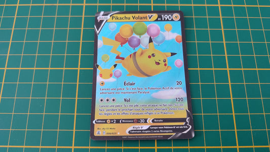 006/025 Carte Pokémon Pikachu volant V rare holographique Epée et Bouclier EB07.5 Célébration #B10