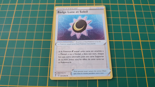 151/203 Carte Pokémon Badge Lune et Soleil peu commune reverse Epée et Bouclier EB07 Evolution Céleste #B10
