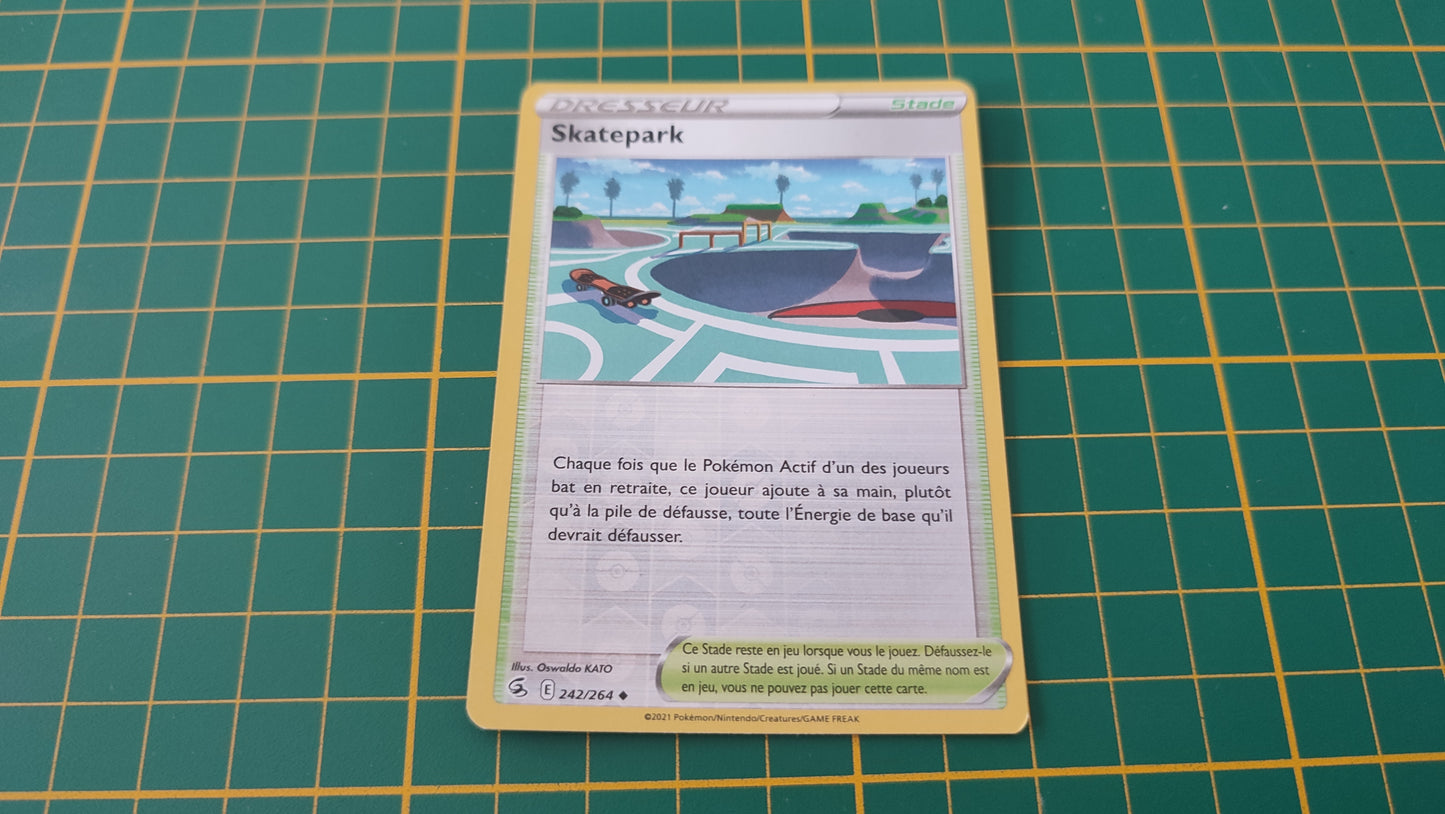 242/264 Carte Pokémon Skatepark peu commune reverse Epée et Bouclier EB08 Poing de Fusion #B10