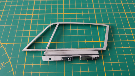 Cadre de vitre de portière gauche 1 85A n°85 pièce détachée Porsche 911 Carrera RS 2.7 1/8 1/8ème Altaya