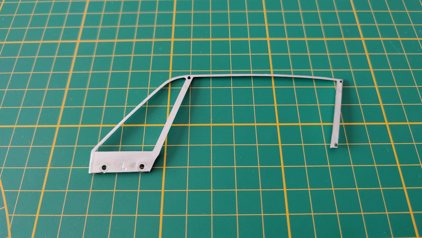 Cadre de vitre de portière gauche 2 85B n°85 pièce détachée Porsche 911 Carrera RS 2.7 1/8 1/8ème Altaya