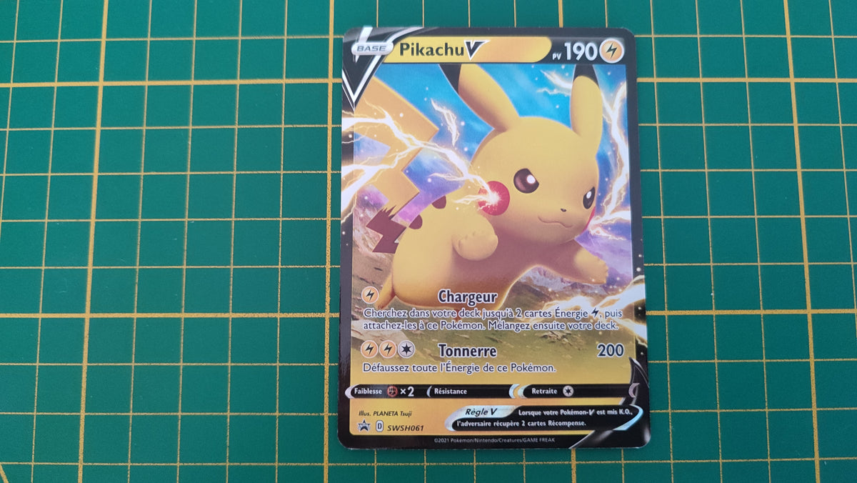 Carte pokémon Pikachu V SWSH061 Promo Ultra Rare Holographique Epée et Bouclier promo #E77