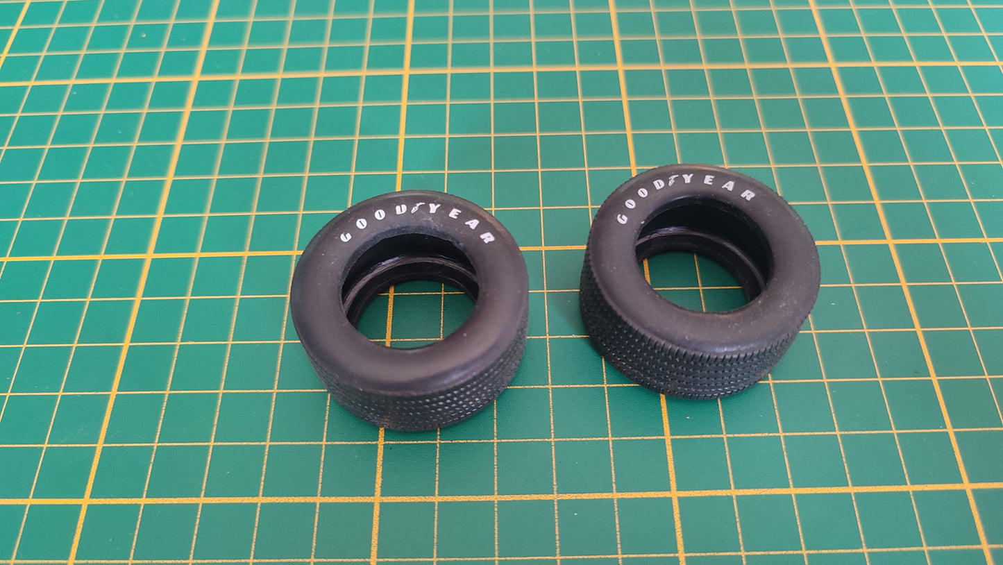Lot de 2 pneus arrière Ford GT40 Widebody MK1 Solido 1/18 – Pièce détachée #E71