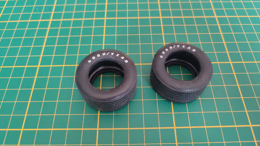 Lot de 2 pneus arrière Ford GT40 Widebody MK1 Solido 1/18 – Pièce détachée #E71