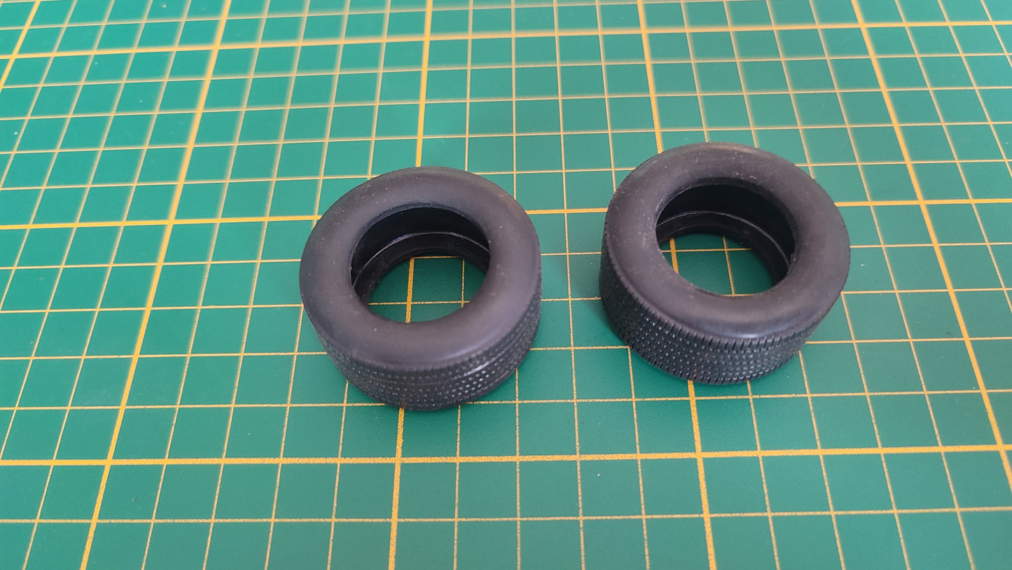 Lot de 2 pneus arrière Ford GT40 Widebody MK1 Solido 1/18 – Pièce détachée #E71