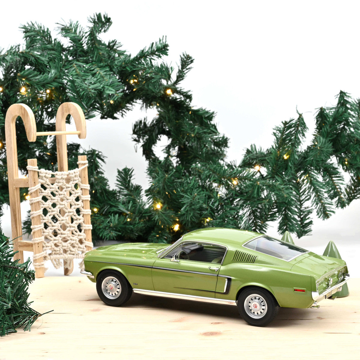 Ford Mustang Fastback GT 1968 Lime Or métallisé 1/12